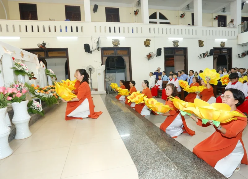 GX HOÀ MINH HỘI BÁC ÁI DÂNG HOA KẾT THÚC THÁNG MÂN CÔI